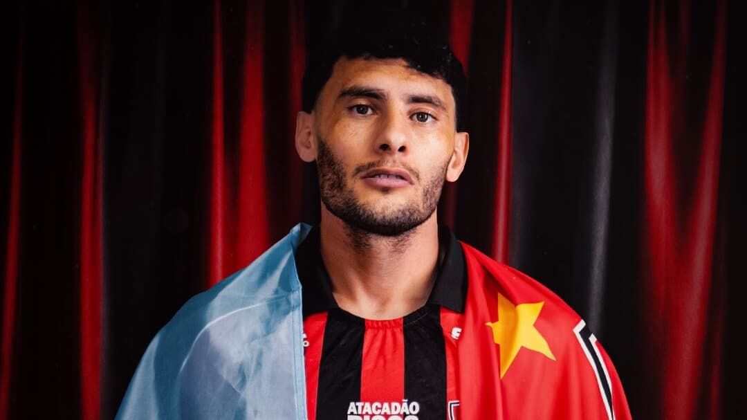 Vitória anuncia meia argentino que atuou na última Copa Libertadores