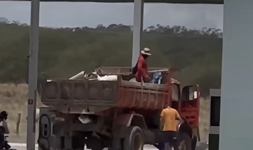 Vereador flagra garis da prefeitura em serviço particular na Bahia