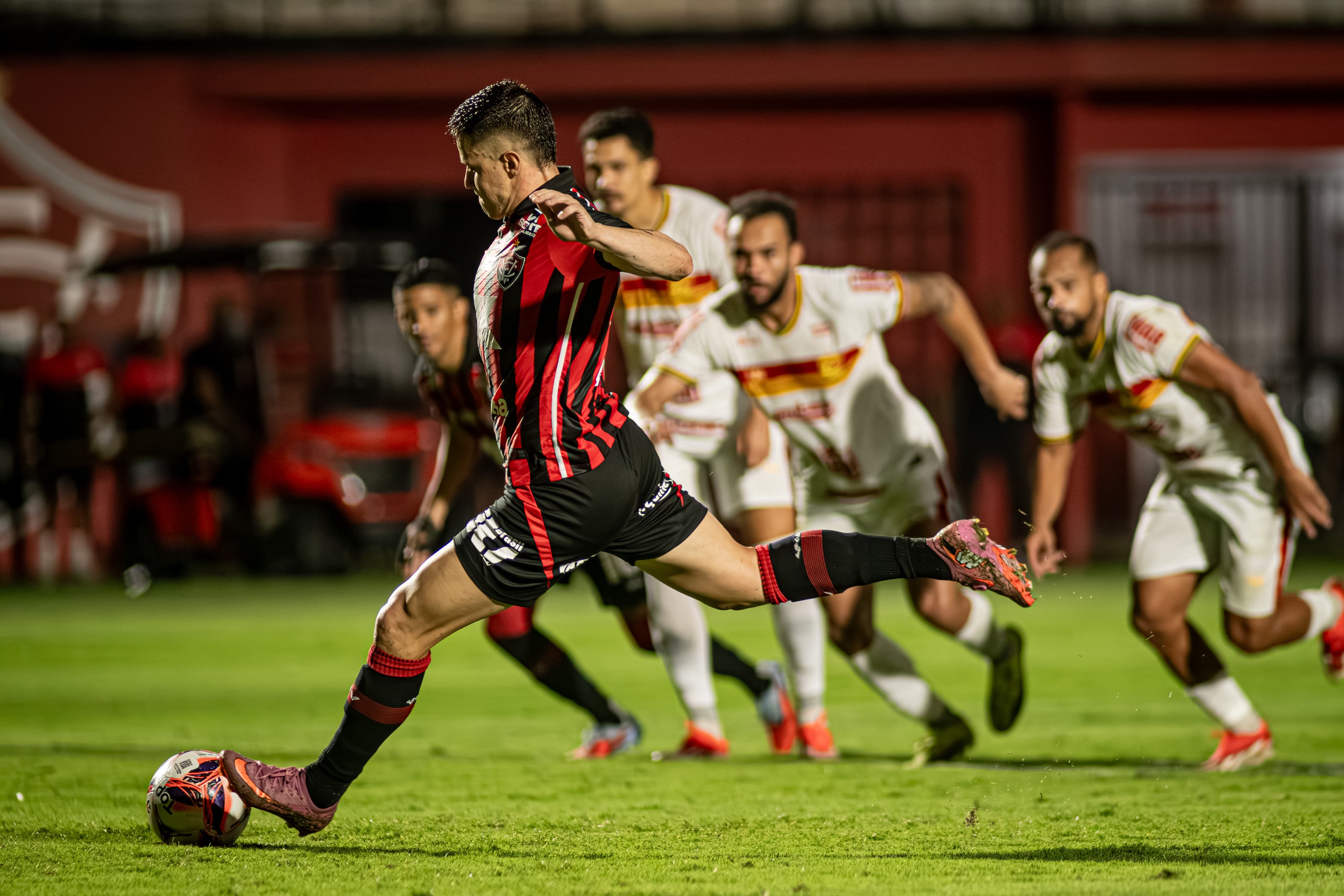 Kayzer celebra goleada do Vitória e mira vitória no Ba-Vi