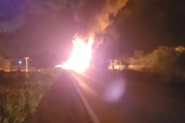 Caminhão com combustível pega fogo e interdita BR-324 na Bahia