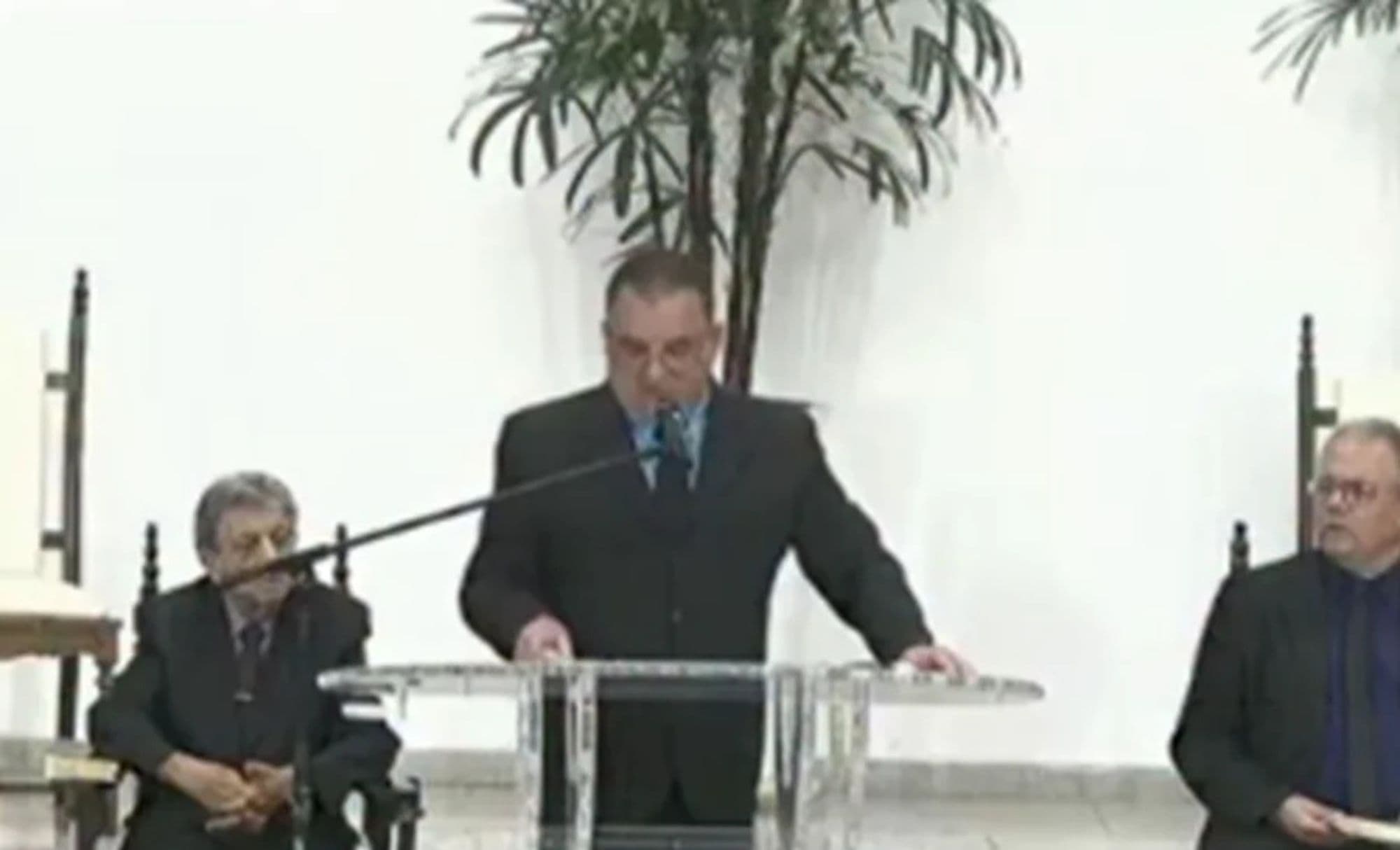 Pastor causa revolta ao admitir agressão contra o filho em culto