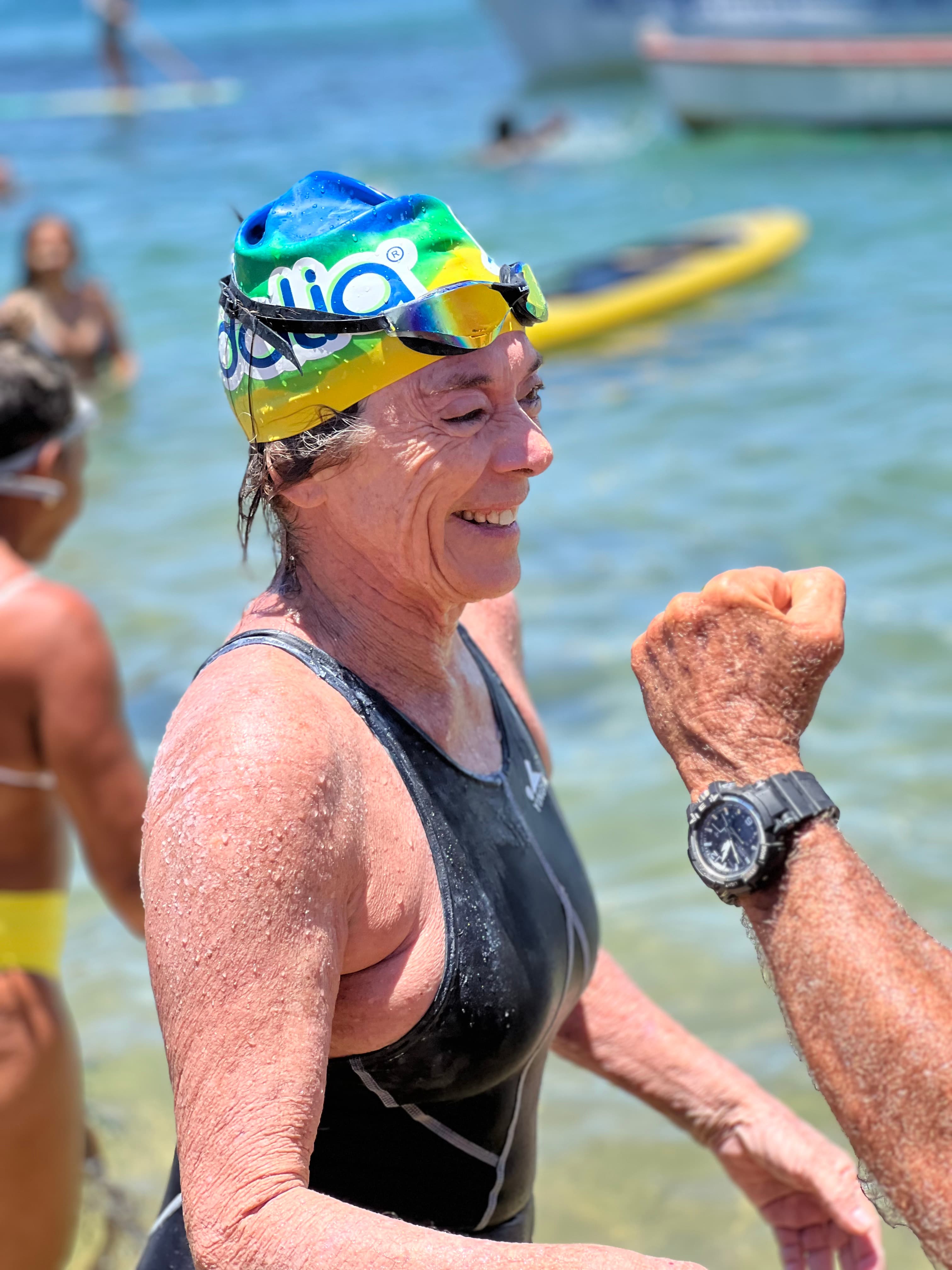 Aos 70, Desirée Dalia nada Salvador–Mar Grande sozinha e celebra 30ª