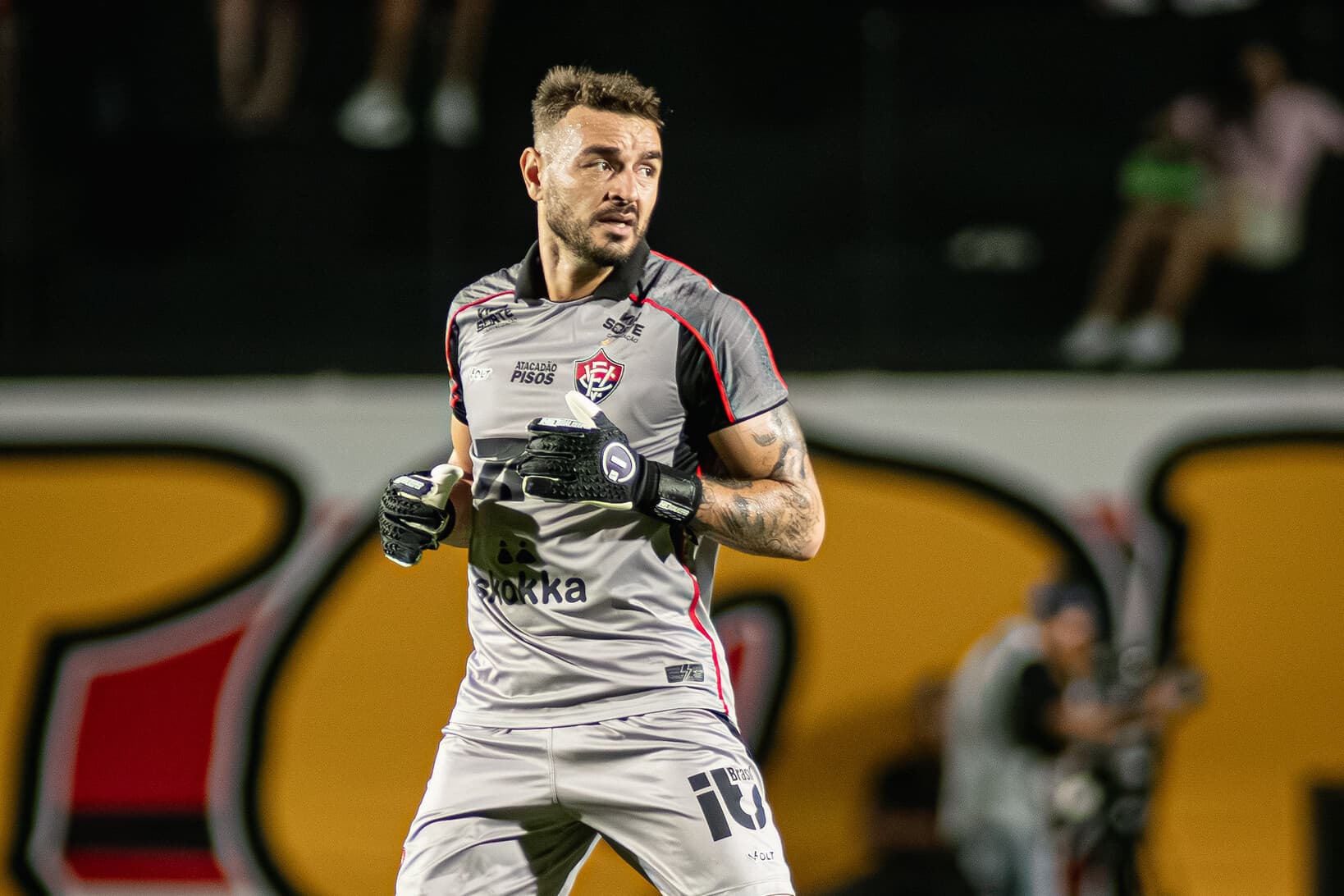Goleiro Gabriel lamenta chances perdidas do Vitória em clássico