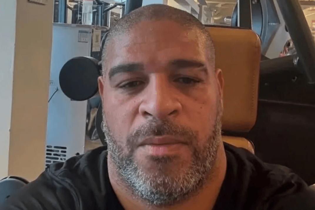 Adriano Imperador se revolta após mãe ser vítima de golpe de R$ 15 mil