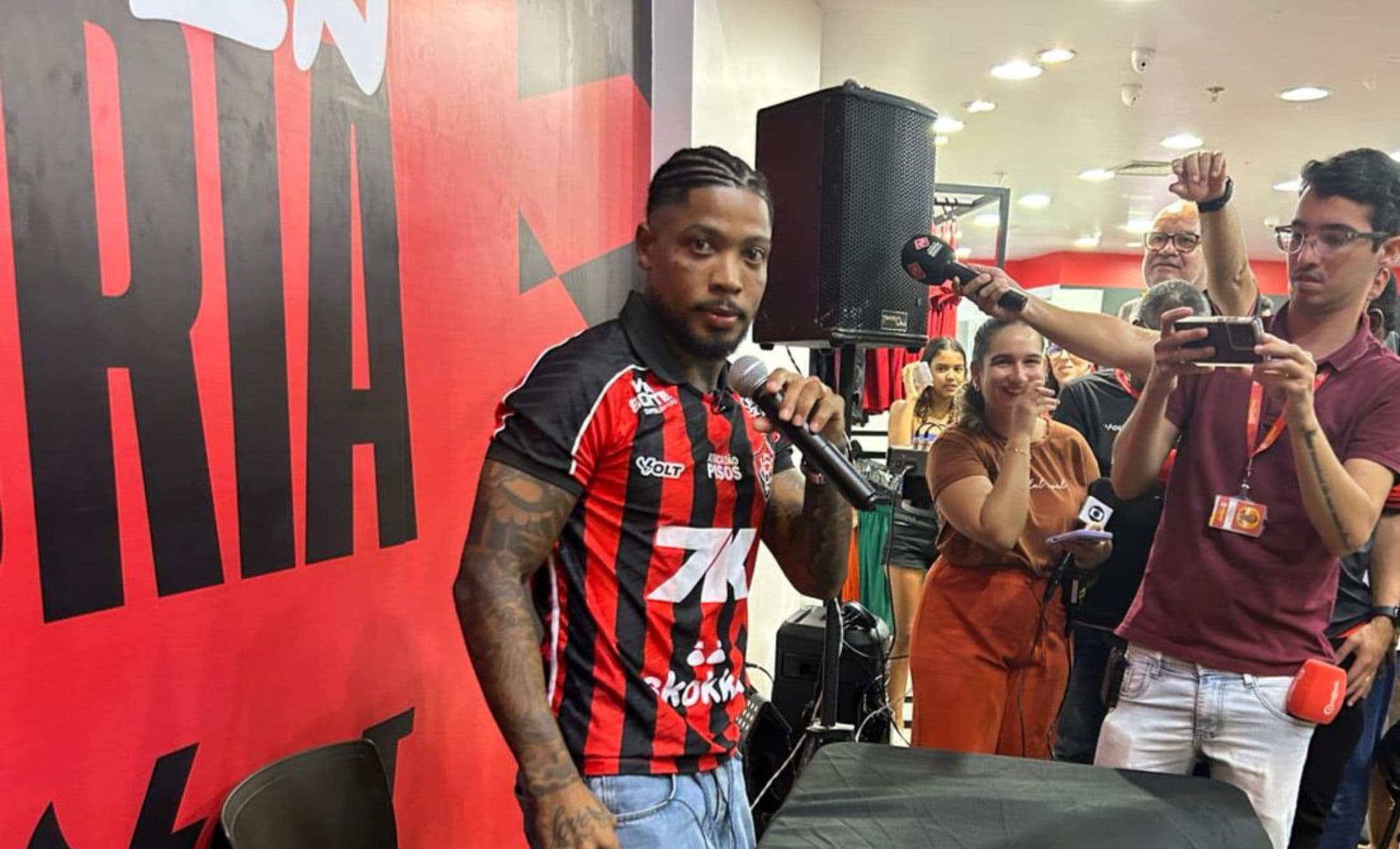 Marinho surpreende e diz que falta muito para ser ídolo no Vitória