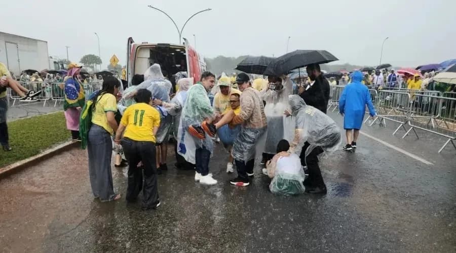 Adolescente atingido por raio em ato político relata pânico