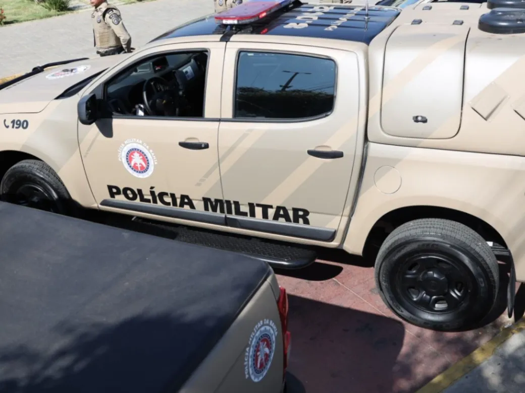 Três policiais militares ficam feridos em capotamento na Estrada do Coco