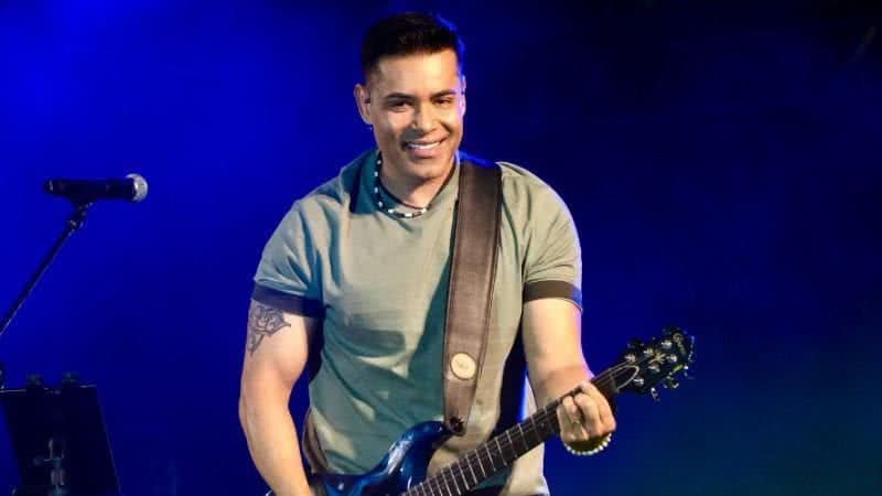 Kiko, vocalista do Chicabana, sofre acidente de carro na Bahia e já está em casa