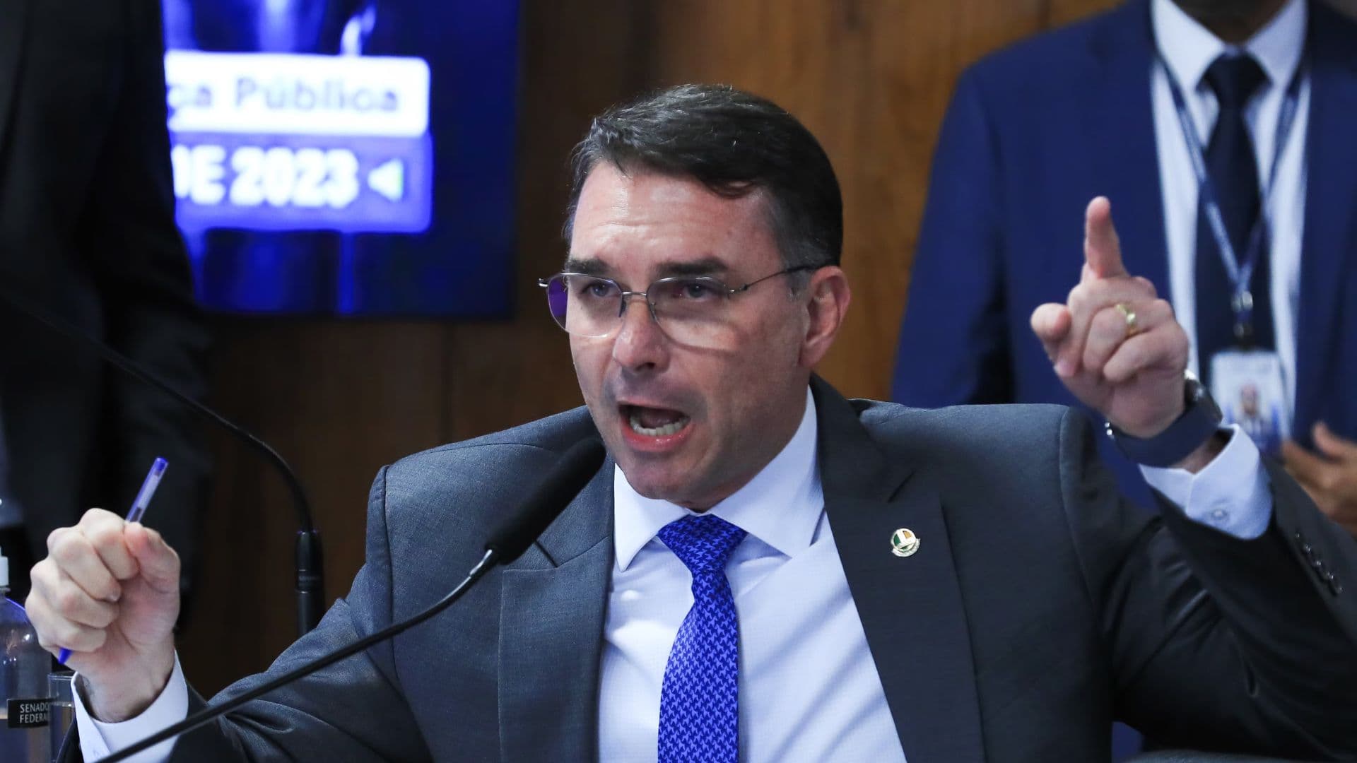 Flávio Bolsonaro lidera gastos de R$ 2,8 milhões do Senado com Correios