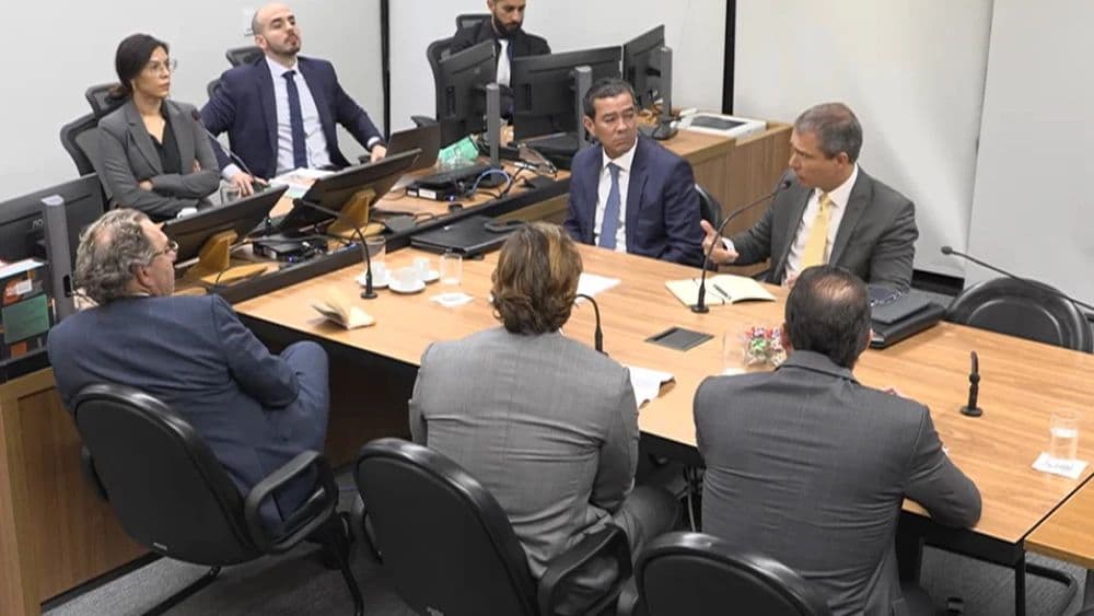 Empresários Divergem sobre Venda de Créditos do Banco Master ao BRB