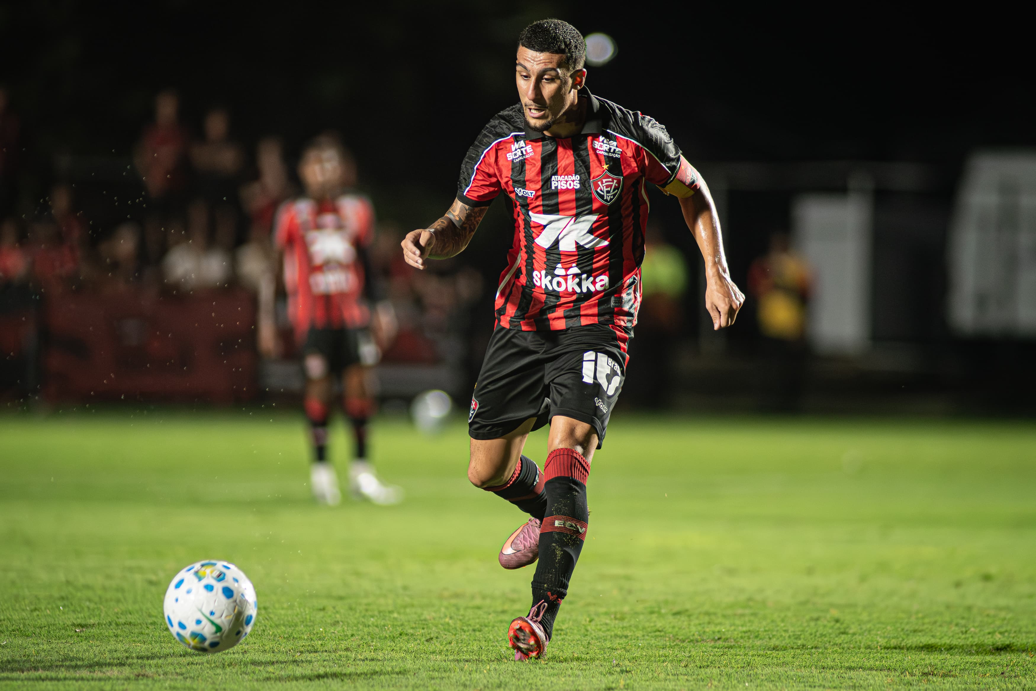 Vitória enfrenta Barcelona de Ilhéus em busca de vaga no G-4 do Baianão