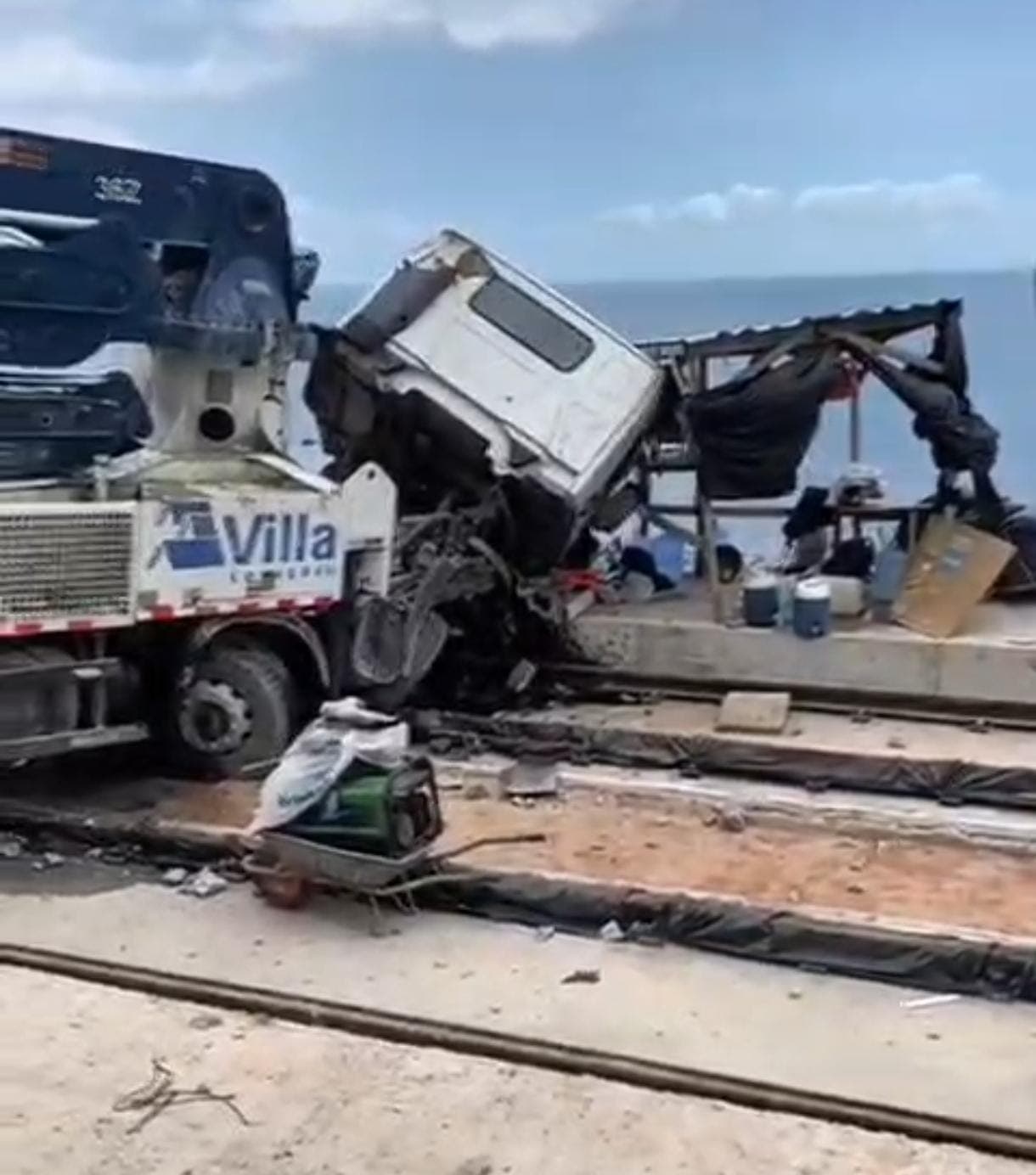 Caminhão perde controle e atinge obras do VLT em Salvador