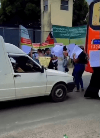 Homem atira durante protesto de familiares em frente a presídio de Feira