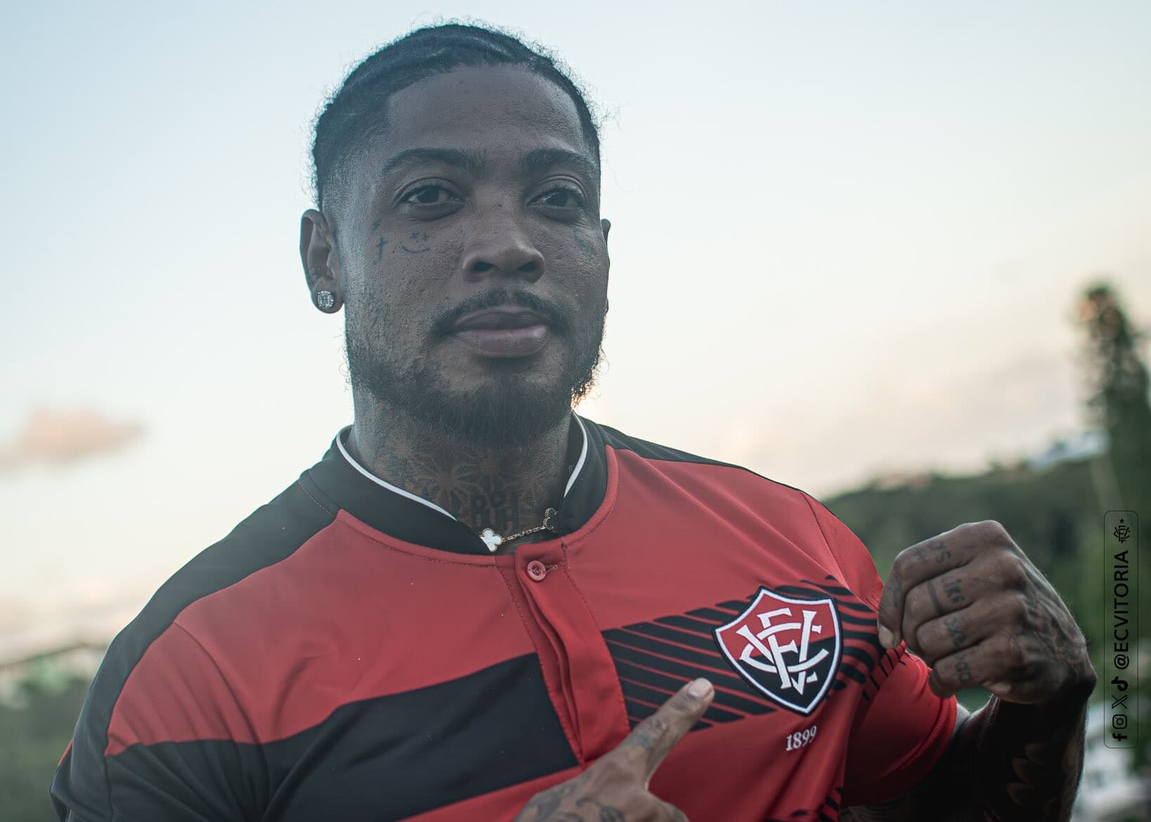 Marinho tatua escudo do Vitória em retorno ao clube