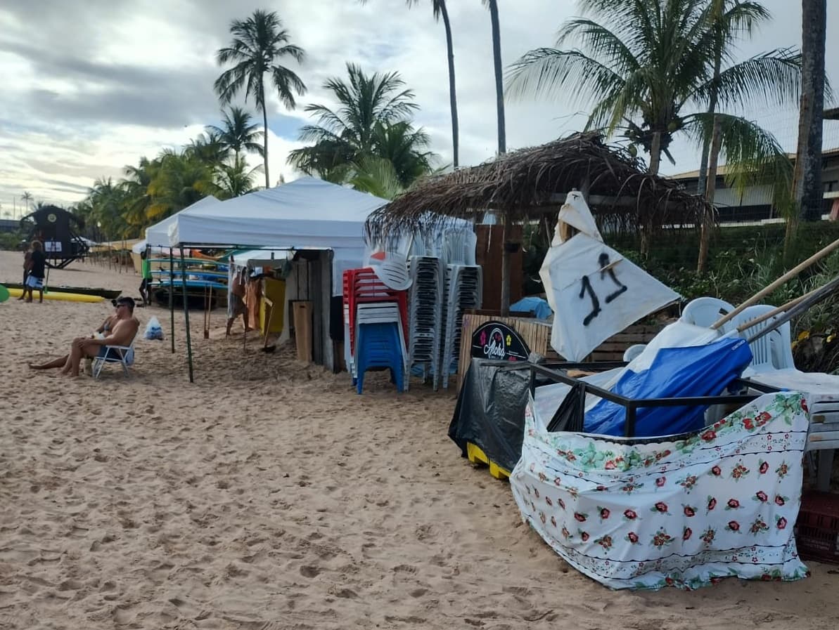 Moradores de Itacimirim vivem com medo do tráfico em 'falsas barracas' na praia