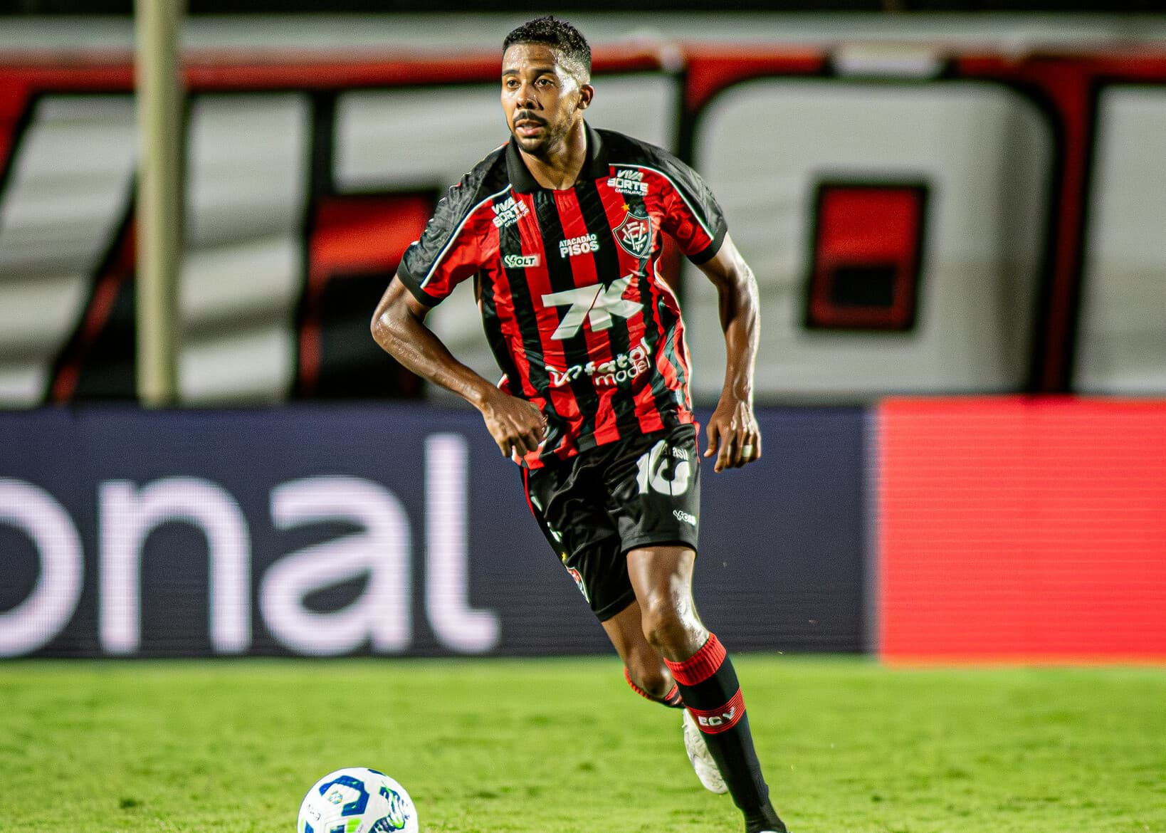 Vitória nega dívida milionária com ex-volante Willian Oliveira