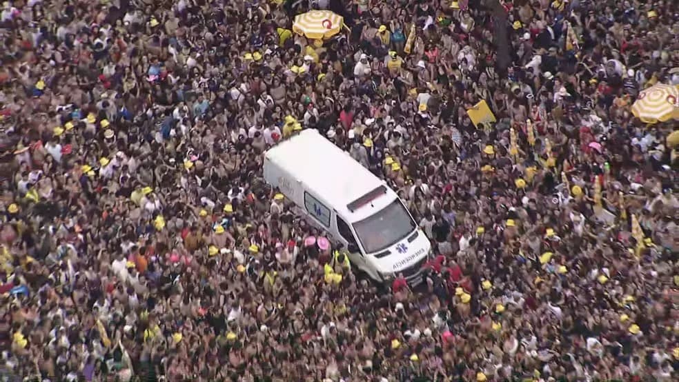 Superlotação em pré-Carnaval de São Paulo deixa dezenas de foliões em apuros