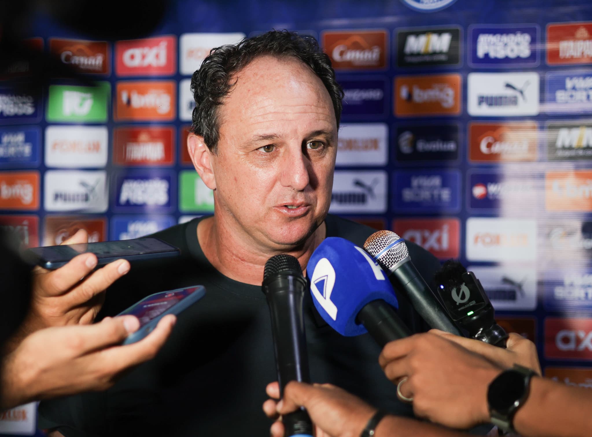 Rogério Ceni ironiza 'voz do além' após pênalti anulado em jogo do Bahia
