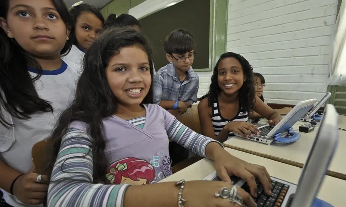 Internet em escolas públicas salta para 70%, diz Camilo Santana