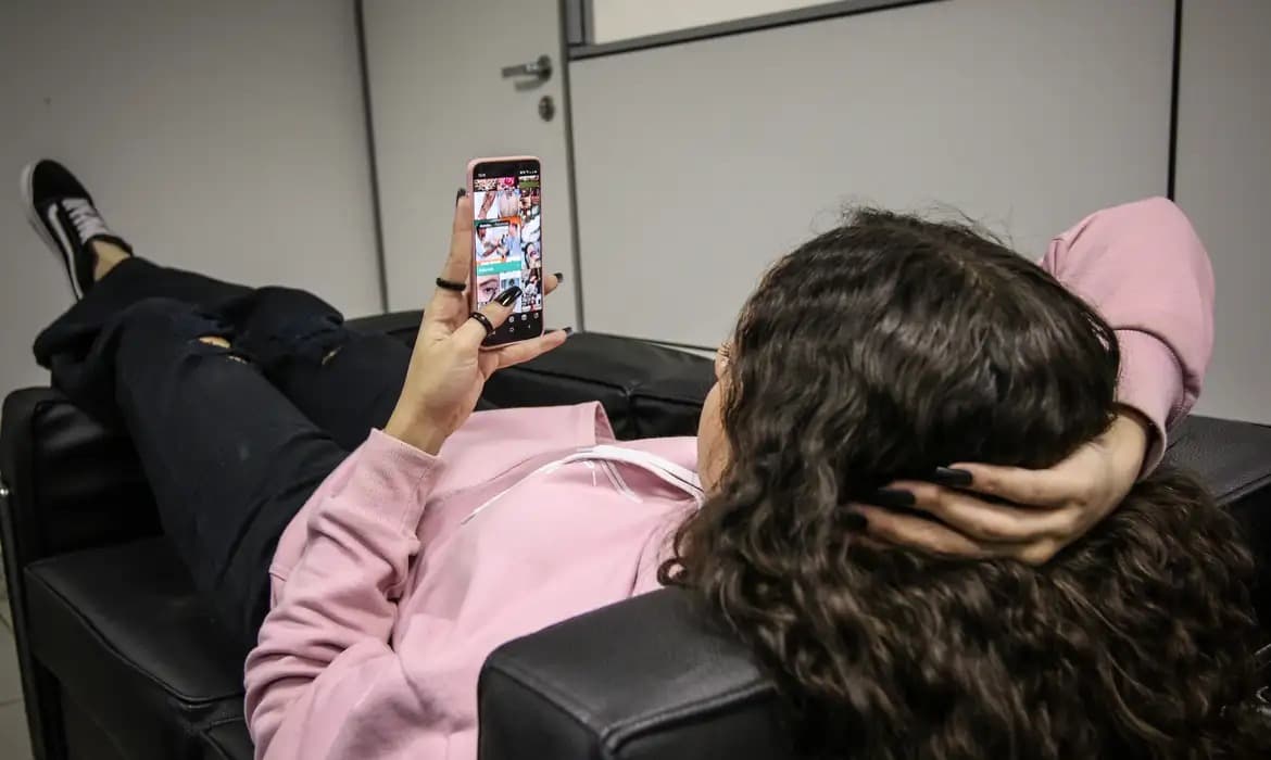 Projeto de lei: Menores de 16 anos podem ser proibidos de usar redes sociais