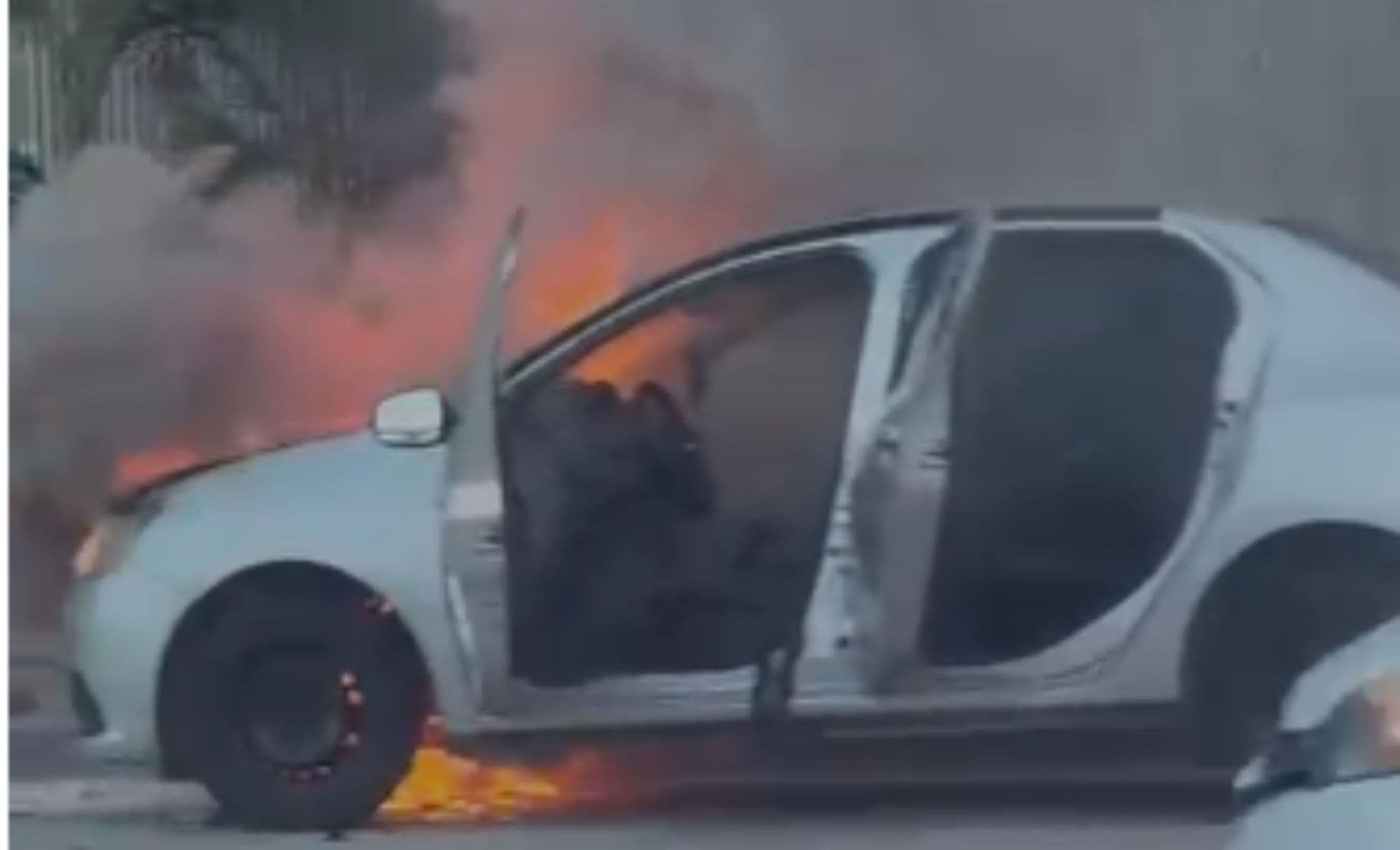 Carro pega fogo na Paralela e trava trânsito em Salvador