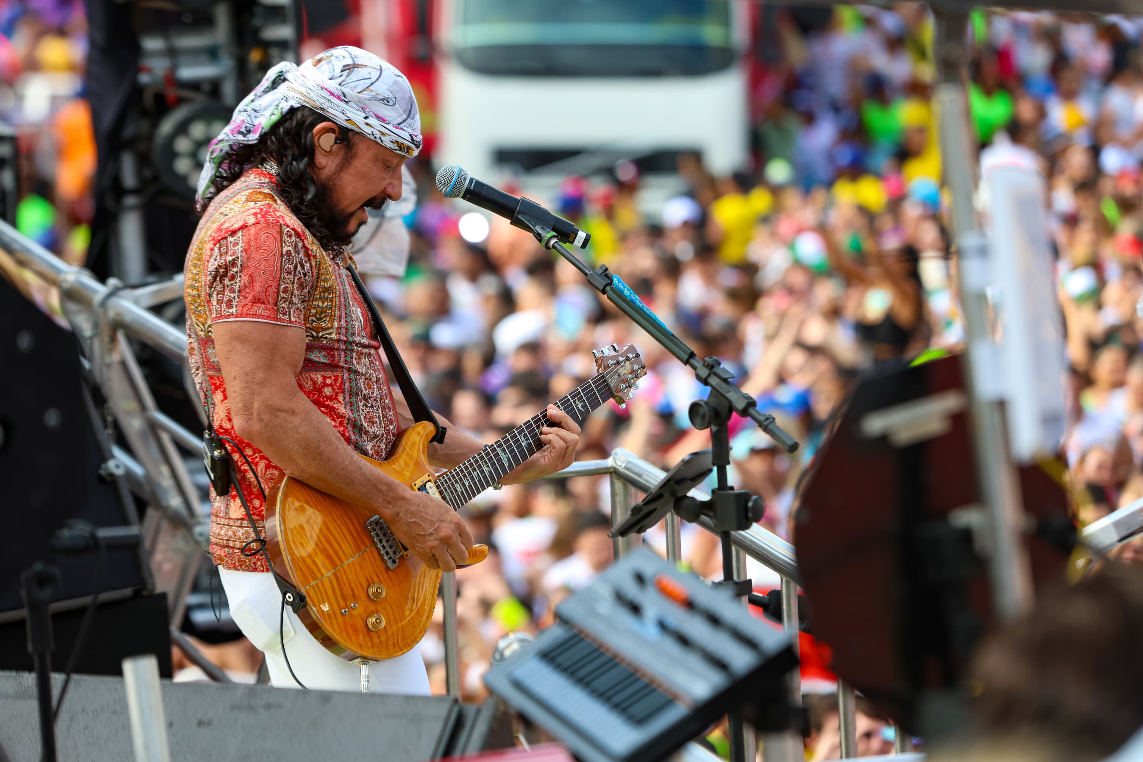 Bell Marques faz show surpresa e agita Ondina antes do Carnaval em Salvador