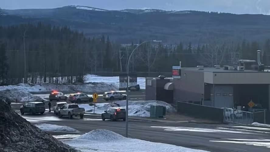 Jovem de 18 anos mata mãe e irmão antes de ataque em escola no Canadá