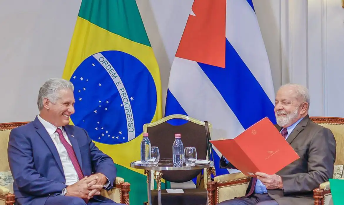 Lula estuda ajuda humanitária a Cuba em meio à forte crise