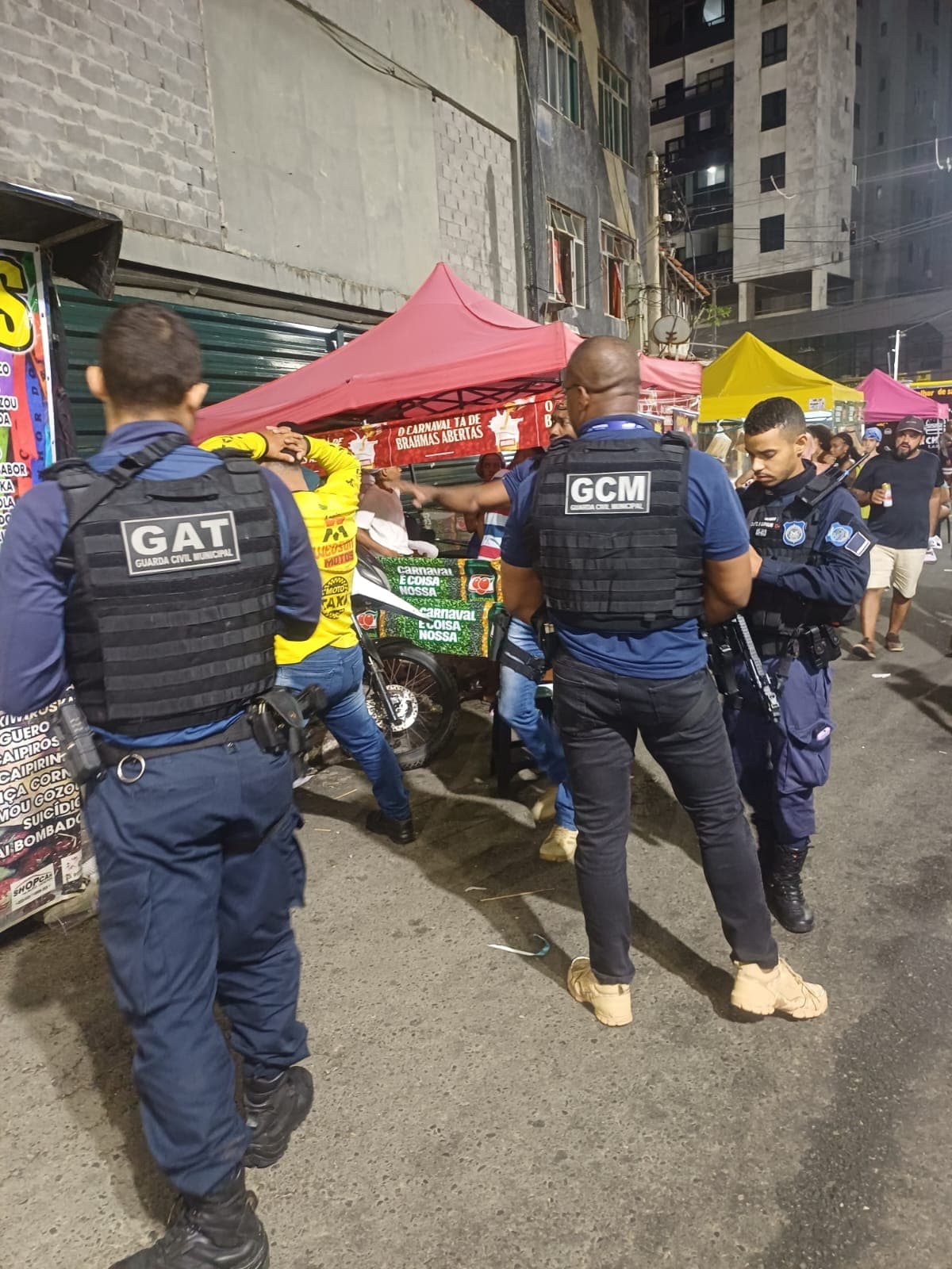 Foragido por homicídio é flagrado atuando como mototaxista na Barra