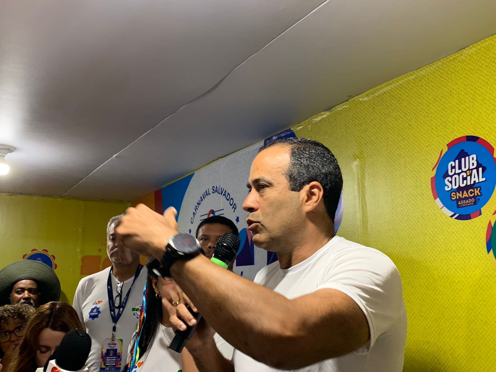 Bruno Reis admite falhas em distribuição de comida para ambulantes no Carnaval