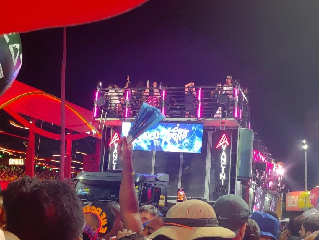 Anitta para trio elétrico em Salvador para ajudar fã que desmaiou
