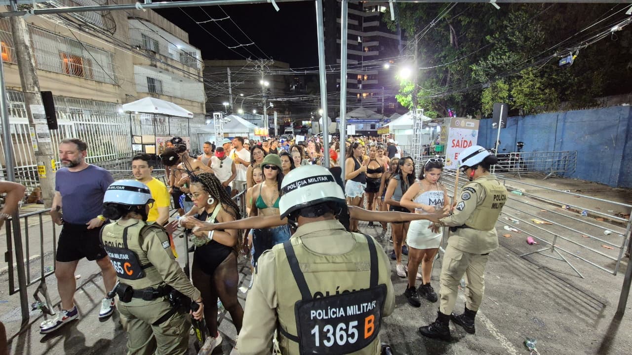 Carnaval de Salvador retém mais de 1.400 objetos em 2º dia