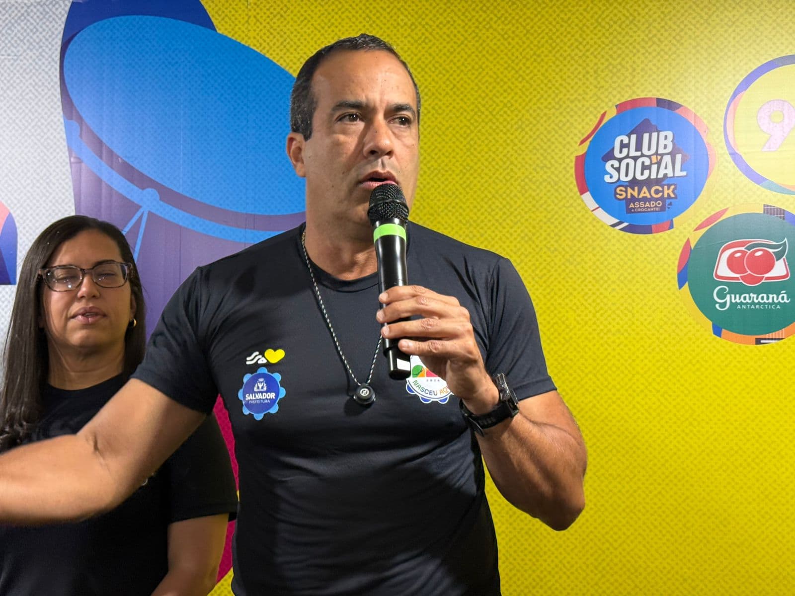 Prefeito de Salvador cria barreira após pisoteamento em bloco de Anitta