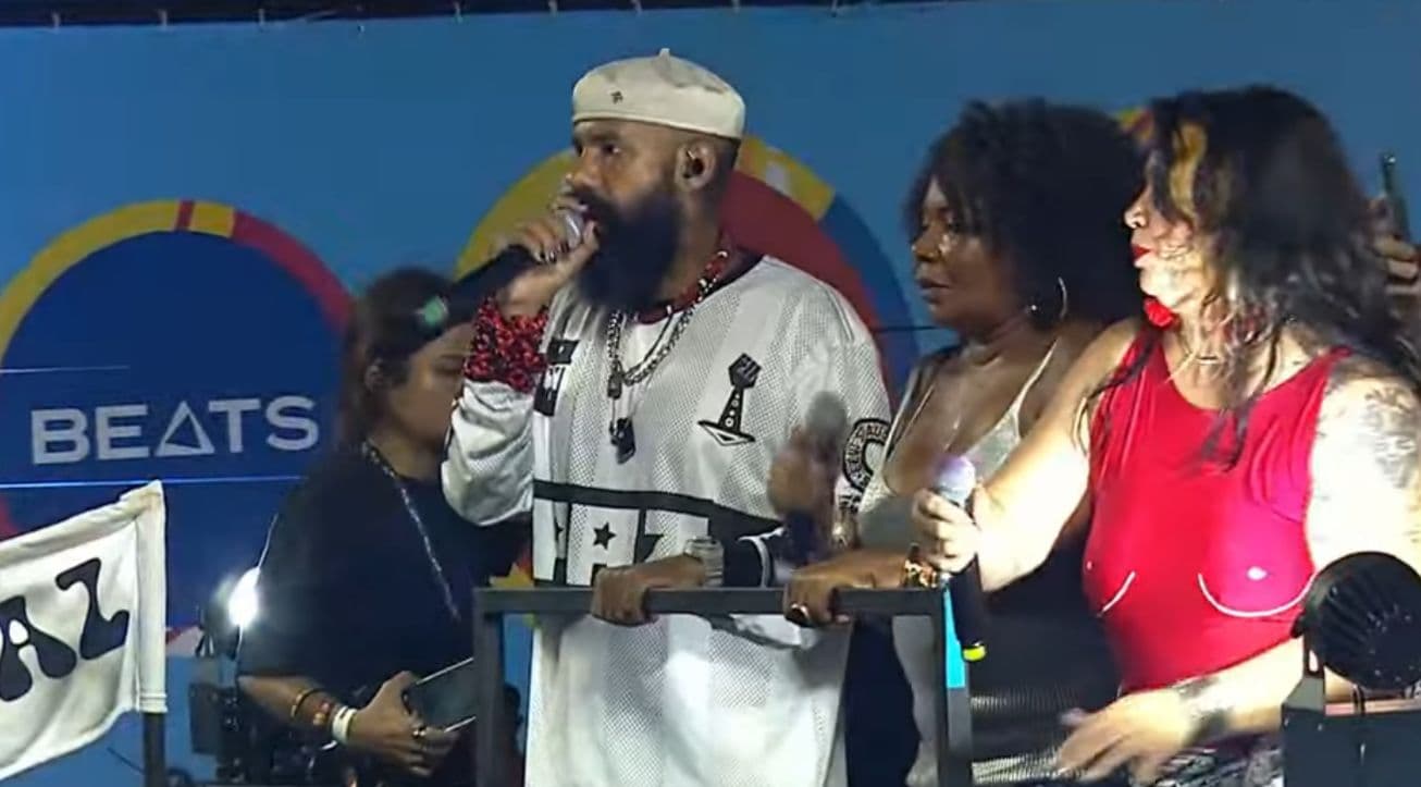 BaianaSystem puxa coro para Lula e 'sem anistia' no Carnaval de Salvador