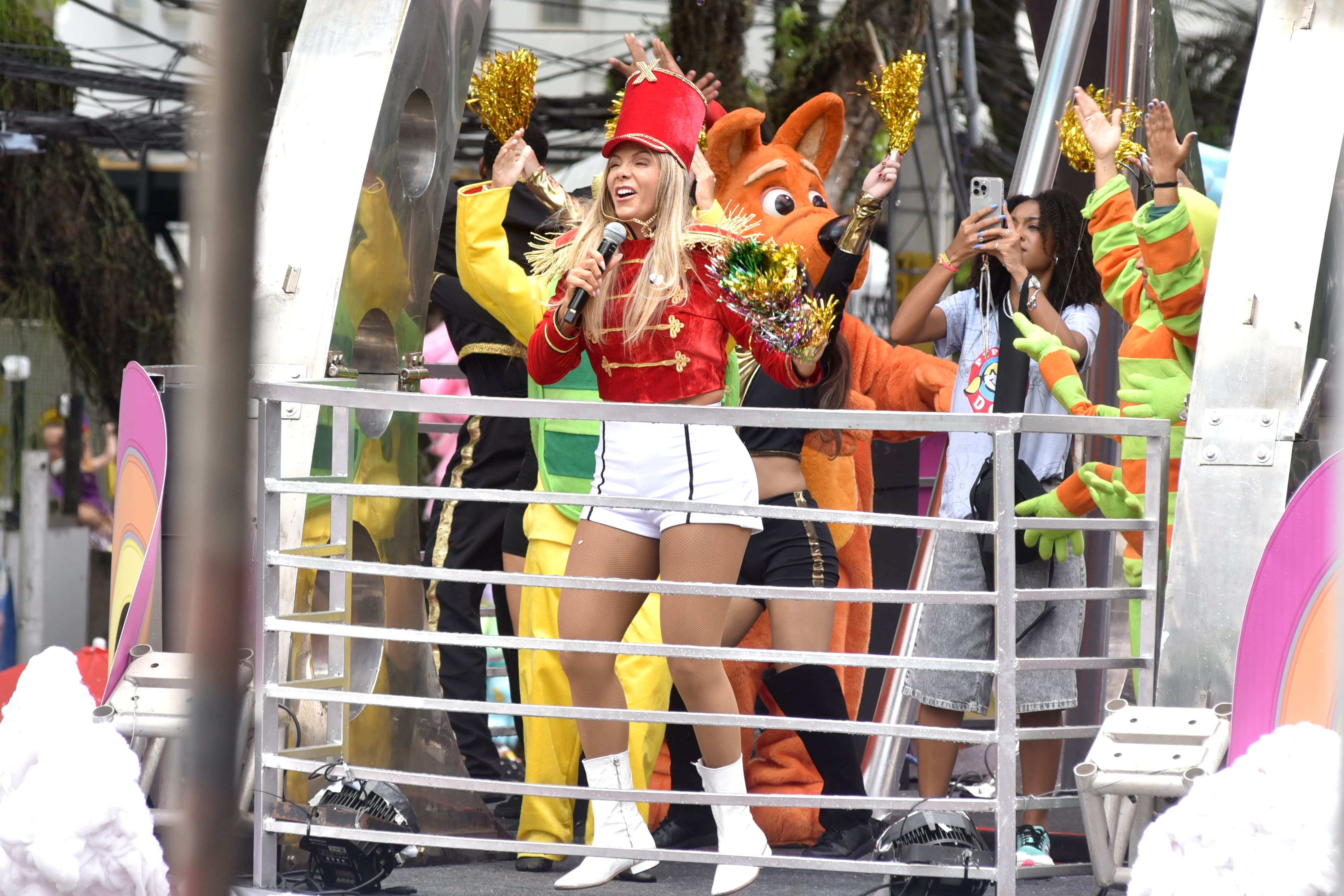Carla Pérez se despede do Algodão Doce com choro e abraços em Salvador