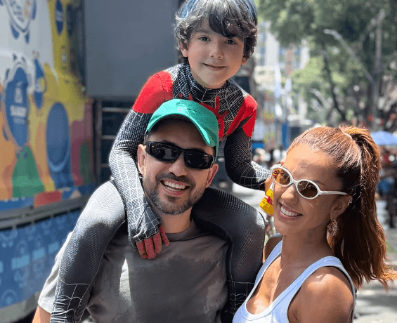 Everton Ribeiro Curte Carnaval de Salvador com Família