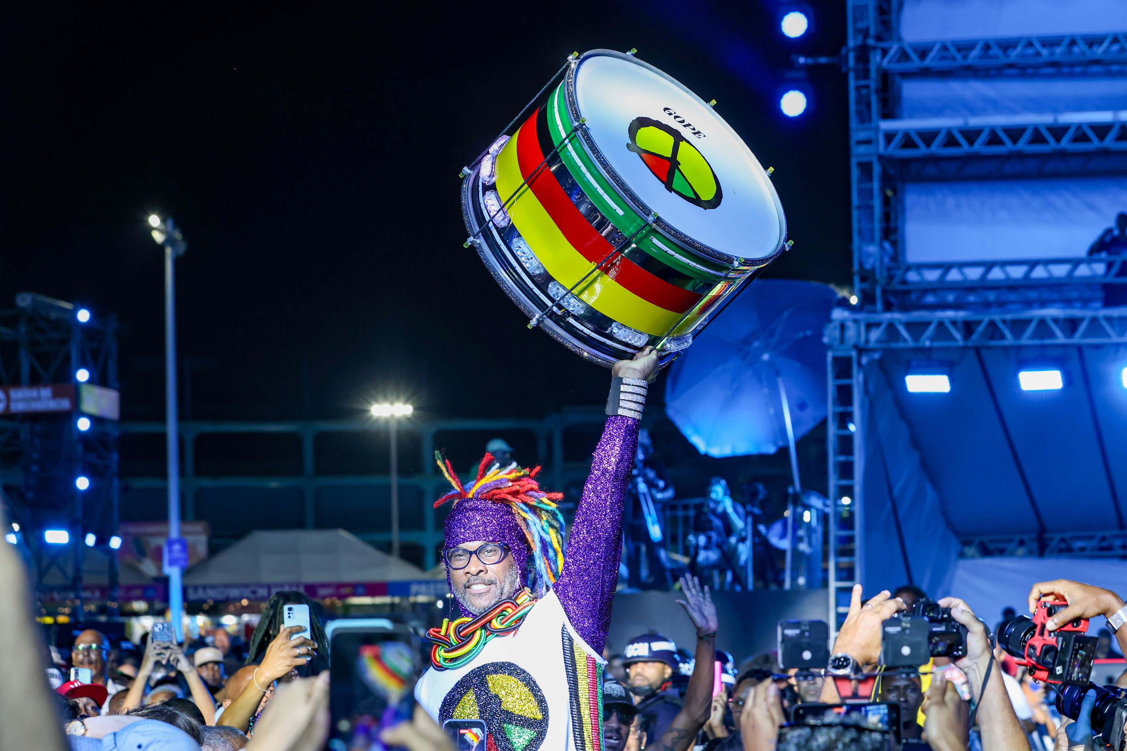 Olodum é vaiado por foliões após atraso no Carnaval de Salvador