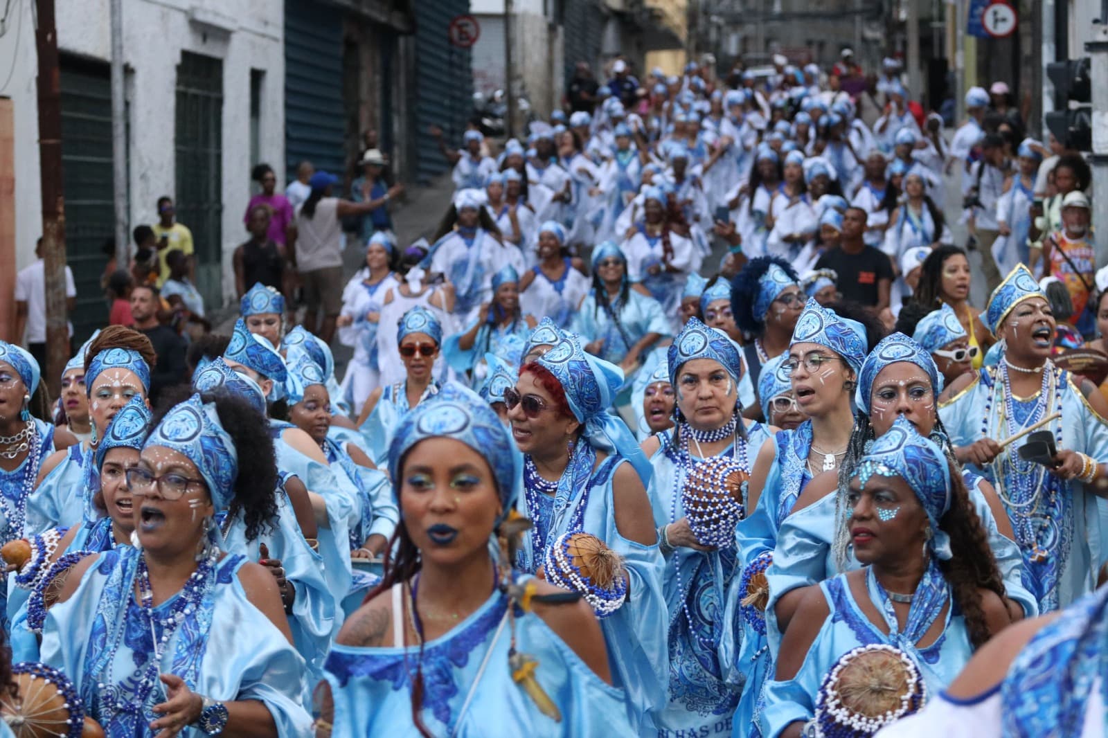Filhas de Gandhy encerram Carnaval com cortejo de mil mulheres em Salvador