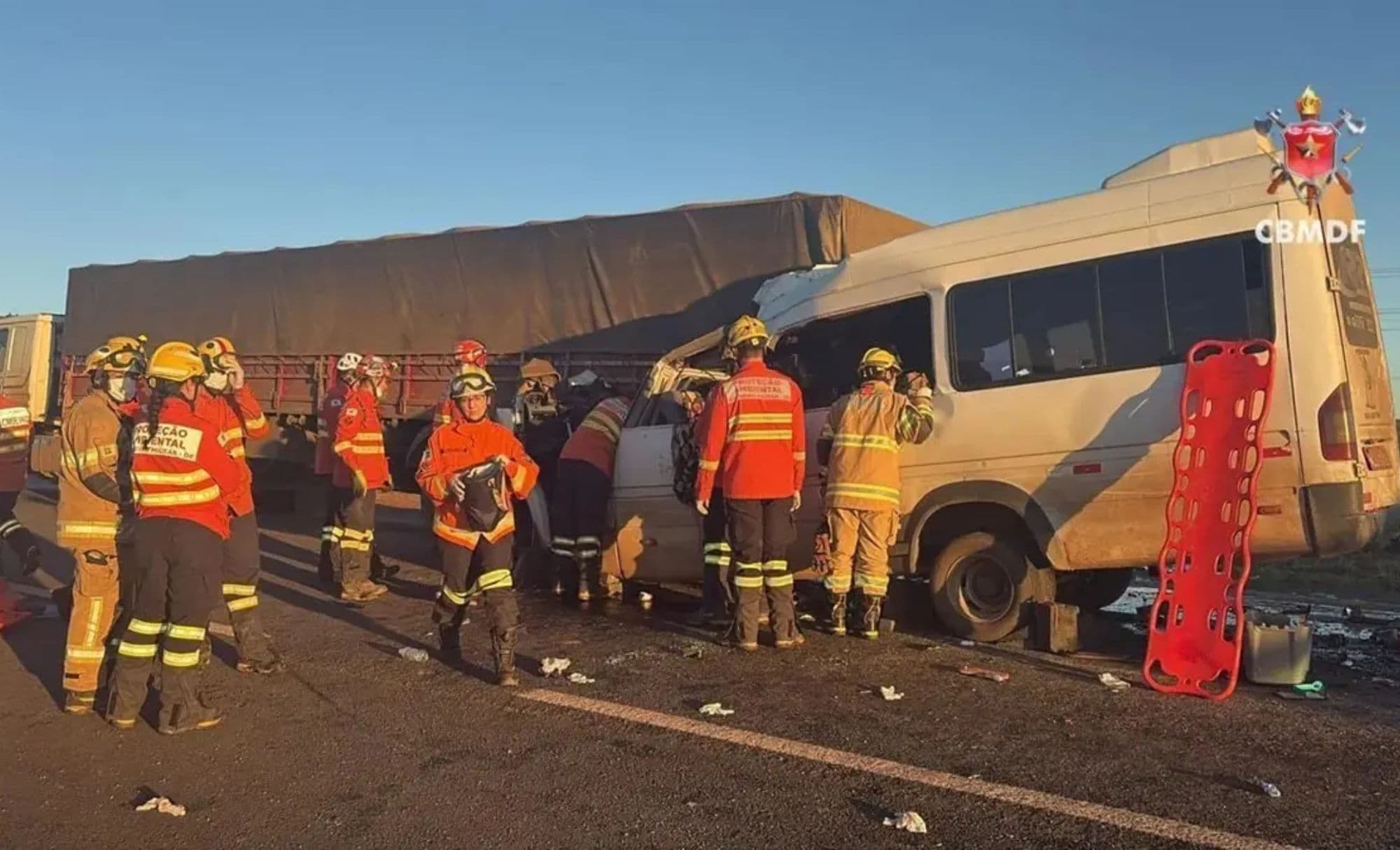 Tragédia na BR-020: Van da Bahia colide com caminhão e mata 5