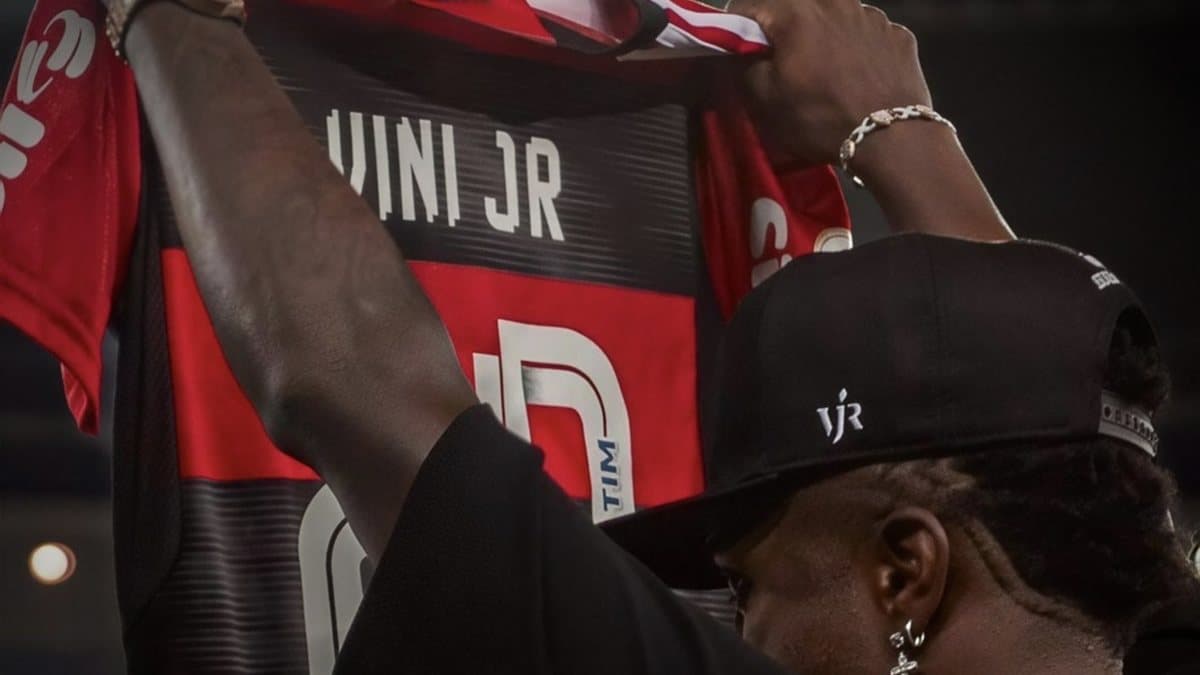 Flamengo se manifesta e apoia Vini Jr após caso de racismo na Champions