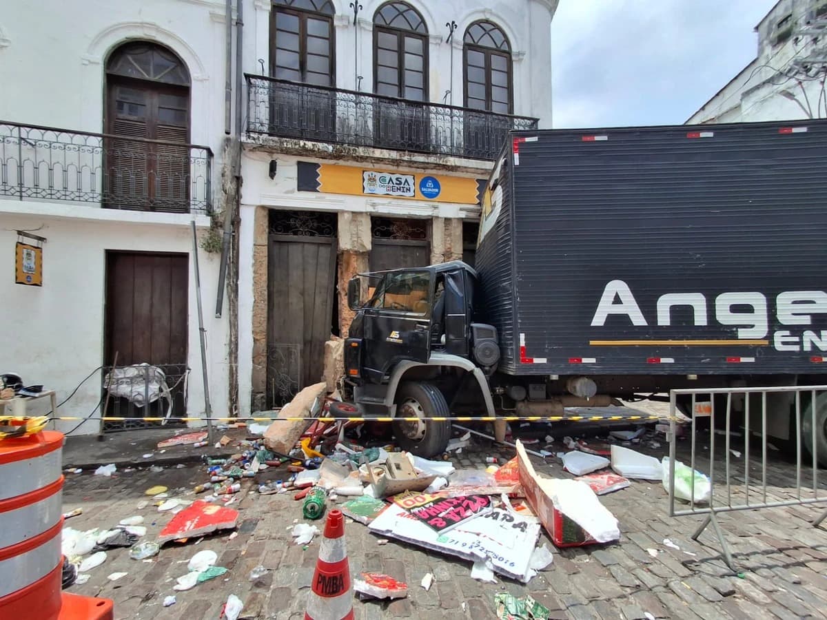 Caminhão atinge Casa do Benin, que fecha temporariamente em Salvador