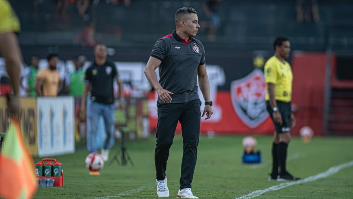 Jair Ventura pede calma com Marinho e atualiza sobre Derik Lacerda