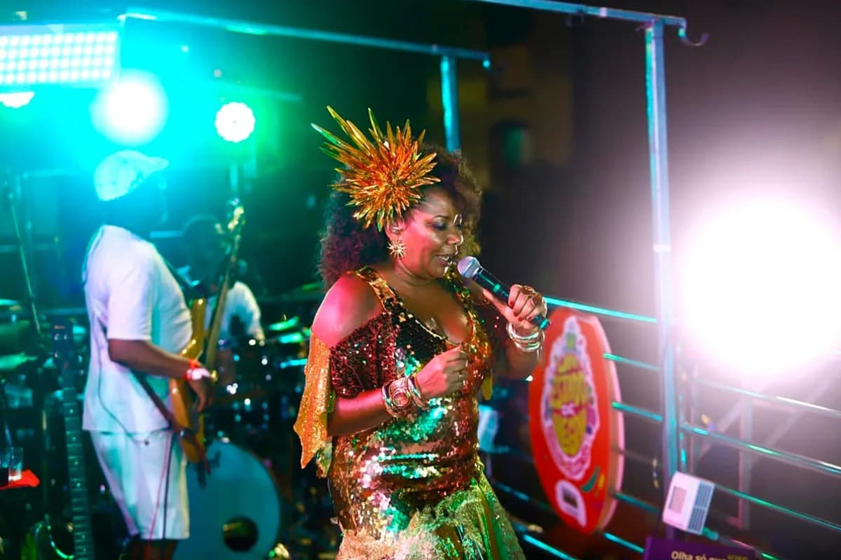 Margareth Menezes canta em bloco de empresa com projetos da Lei Rouanet