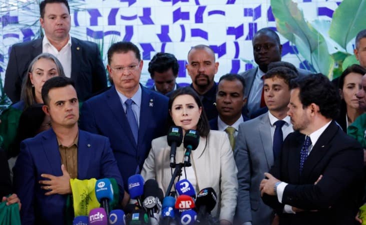 Oposição na Câmara pede impeachment de 16 ministros de Lula