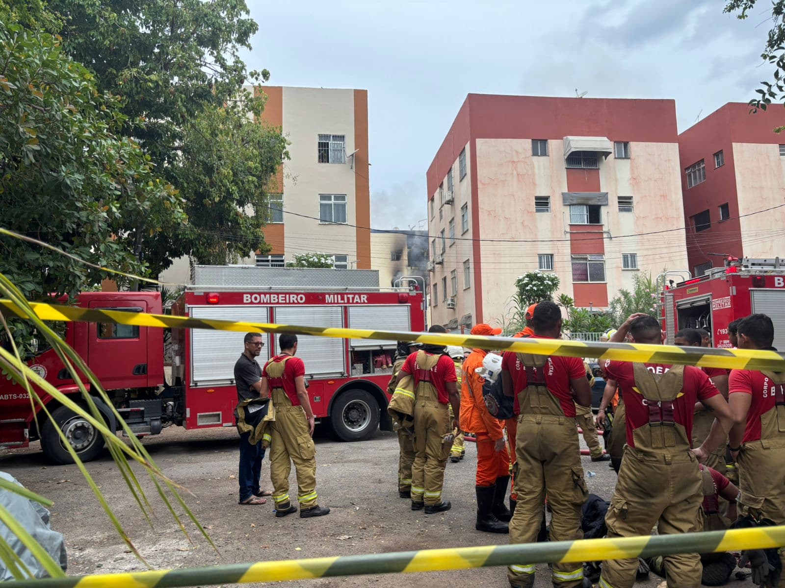 Incêndio no Stiep deixa 12 feridos e prédio corre risco de desabamento