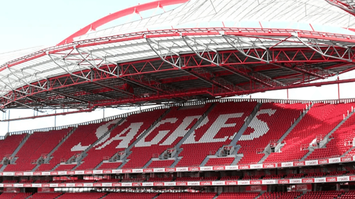 Benfica suspende cinco sócios por racismo contra Vini Jr.