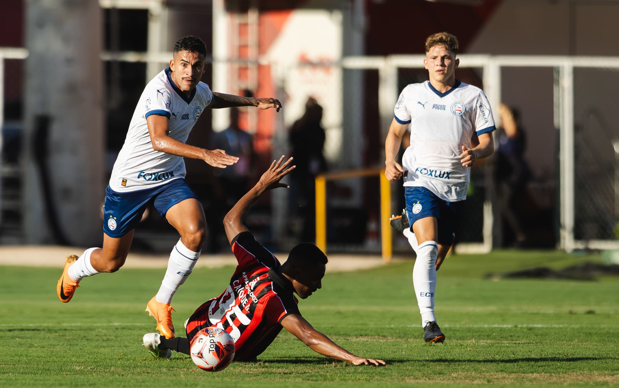 Bahia desafia Vitória e busca manter tabu em final única do Baianão