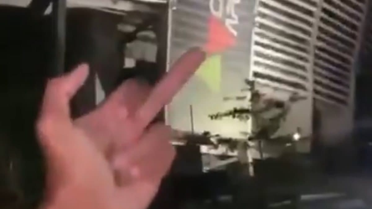 Torcedores do Vitória provocam Bahia com faixa na Fonte Nova antes de clássico