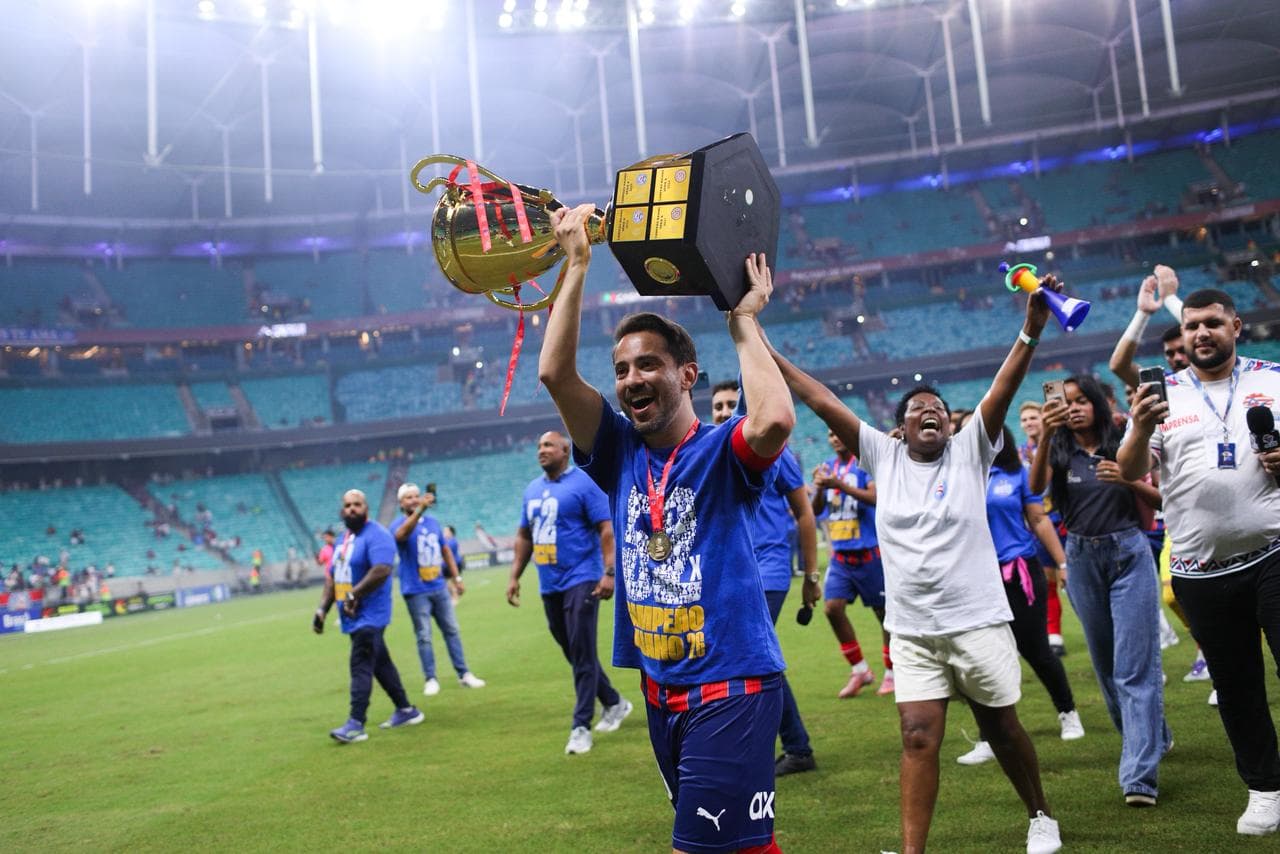 Everton Ribeiro celebra título baiano e fala sobre futuro no Bahia