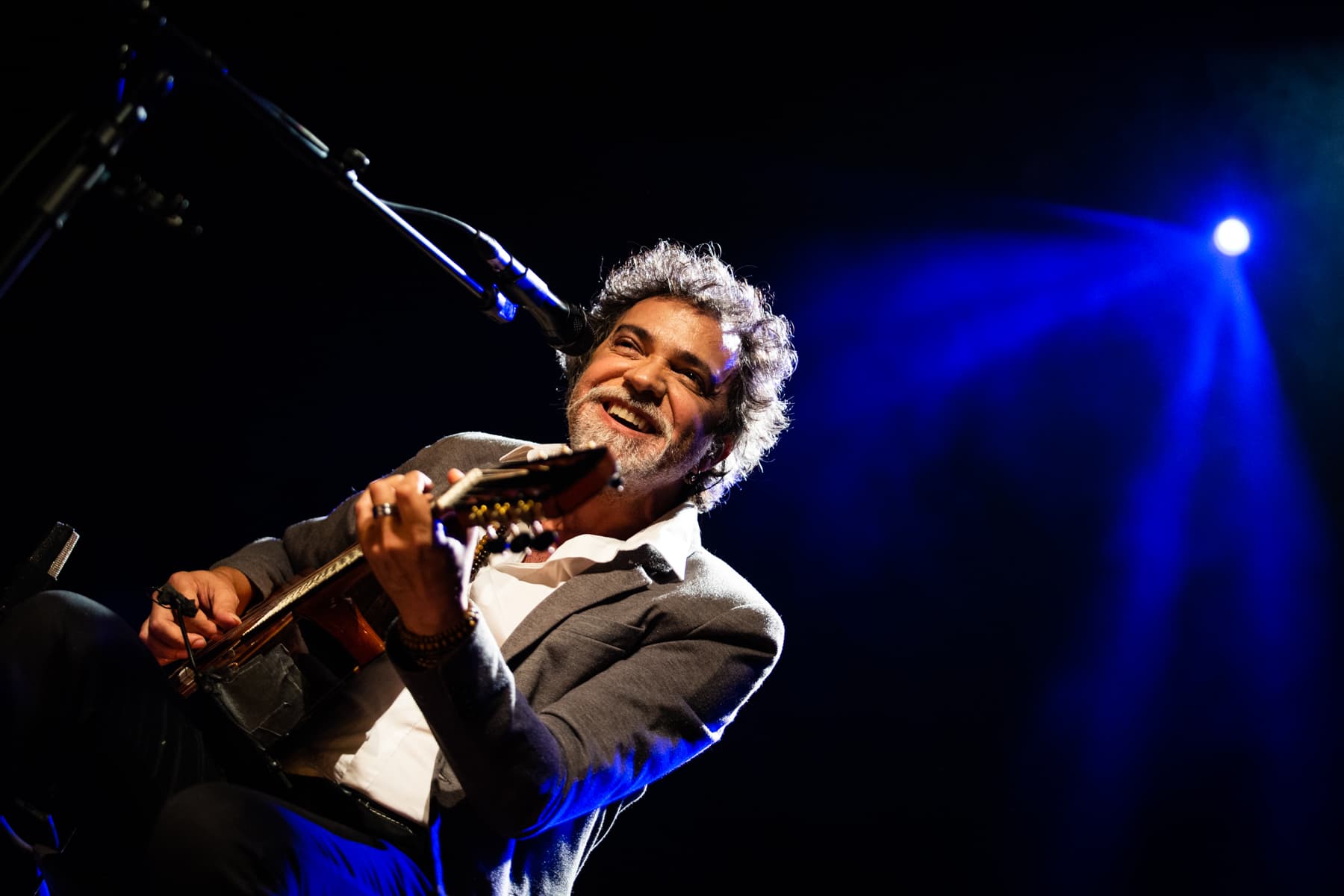 Paulinho Moska toca instrumentos recuperados do incêndio do Museu Nacional em Salvador